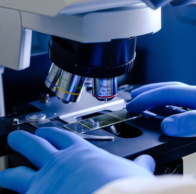 chaoubet-services_0004_laboratory-worker-working-with-modern-microscope-while-conducting-coronavirus-research